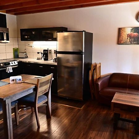 Red Cariboo Apartments Anahim Lake ภายนอก รูปภาพ