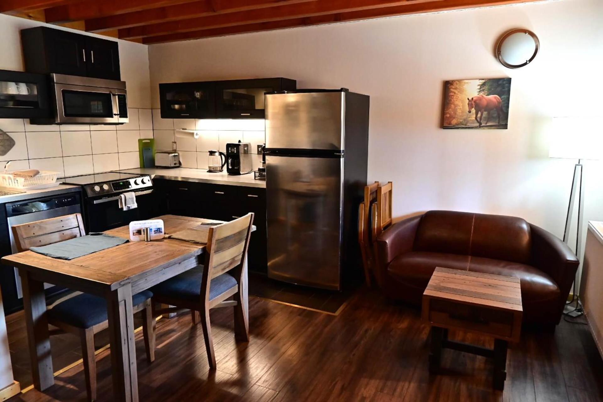 Red Cariboo Apartments Anahim Lake ภายนอก รูปภาพ