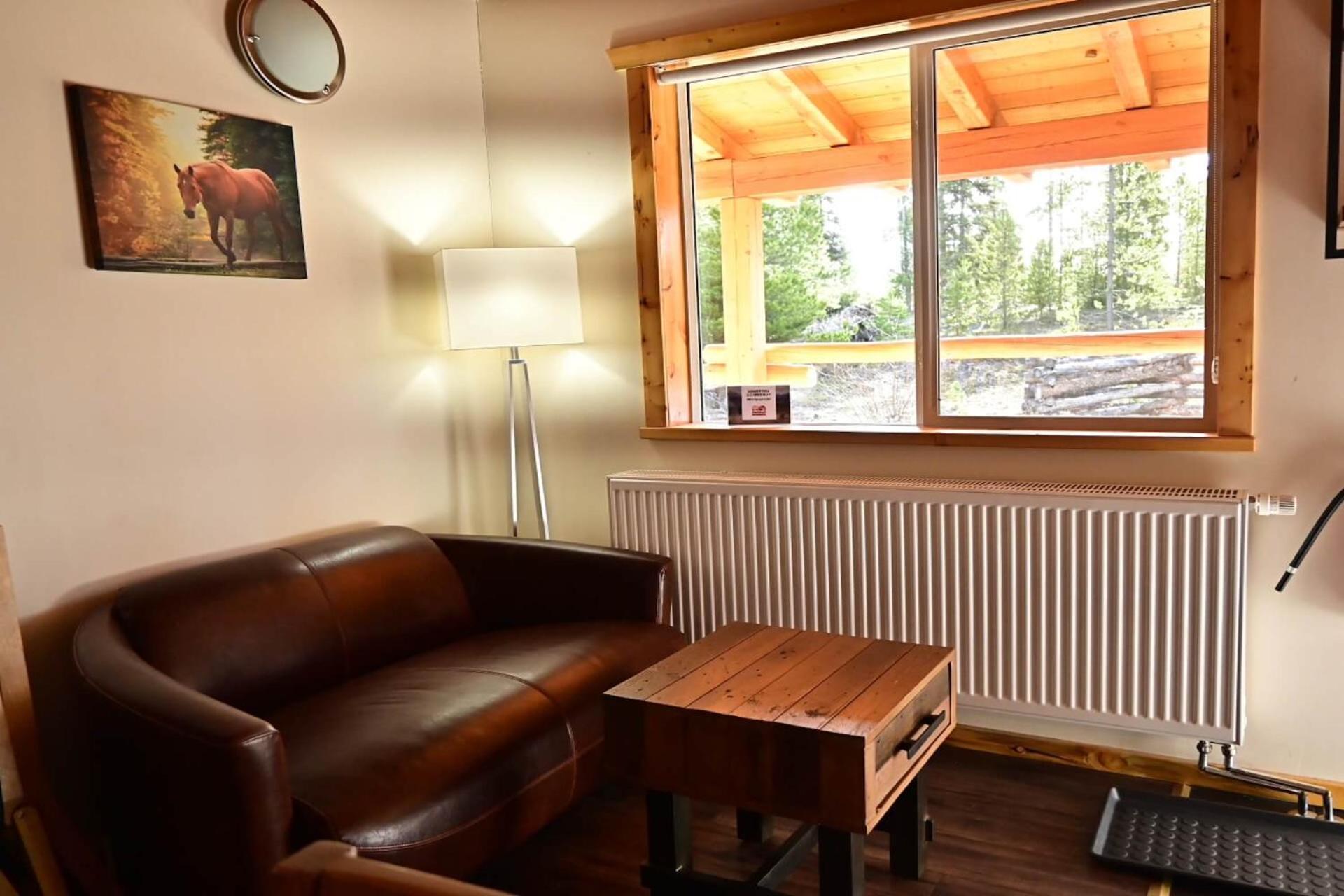 Red Cariboo Apartments Anahim Lake ภายนอก รูปภาพ