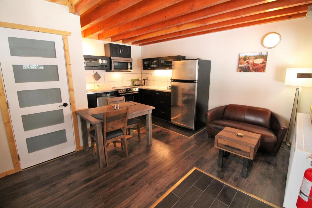 Red Cariboo Apartments Anahim Lake ภายนอก รูปภาพ